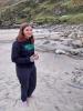 Vivian und eine Babyrobbe: Vivian entdeckt am Strand der Keem Bay auf Achill Island eine Babyrobbe