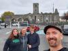 wir vor der Sligo Abbey: vor der Ruine der Sligo Abbey mitten in Sligo