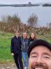 wir vor Lough Derg: vor dem Lough Derg mit der Klosterinsel Station Island oder St. Patrick's Purgatory