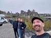 wir vor der Donegal Abbey: vor der Ruine der Abbey in Donegal