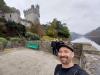 wir am Glenveagh Castle: vor dem Glenveagh Castle im Glenveagh National Park
