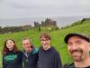 wir am Dunluce Castle: kurzer Stopp an der Ruine des Dunluce Castle