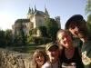 wir vor Schloss Bojnice: das wunderschöne Schloss Bojnice (deutsch Weinitz) hinter uns 
beherbergt das meistbesuchte Museum der Slowakei 