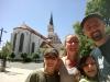 Wir vor St. Jakob: in Levoča, einer Stadt in der Slowakei, hinter der die Hohe Tatra aufragt,
besichtigen wir die Kirche St. Jakob, mit dem höchsten holzgeschnitzten Altar der Welt