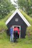Island 4.Tag 3: Ein verlassener Hof mit der kleinsten Torfkirche, 2,5 x 6m, Platz für 35 Personen
