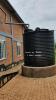 Wassertank: Solche Wasser -Sammeltanks stehen an jedem Gebäude.Die Aufschrift gibt Auskunft darüber, wer den Tank gespendet hat.