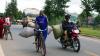 kivu14: Die hochbeladenen Fahrrad-Spediteure beginnen ein Wettrennen mit uns: wir fahren mit 60 km/h auf der gut ausgebauten Straße bergab