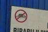 unterwegs 8: Ein Verbotszeichen, das ich nur in Ruanda gesehen habe: auf der Rückseite eines LKW