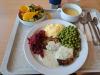 Mittagessen : Kohlrabi Schnitzel, Polenta, Kräutersoße, Erbsen und Rote bete Salat 