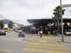 Bahnhof : Bahnhof Locarno, vorne Straße im Hintergrund die Bahnsteige.