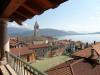 Blick: Ausblick vom Hotelzimmer über die Dächer des Ortes auf den See 