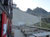 Hütte: Auf der Terrasse vor der Reißeckhütte, dahinter die Mauer des Reißeckstausees.
