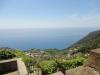 Genua iuz: Ein Ausblick auf der Fahrt zum Bahnhof Framura, der zwischen den Felsen am Meer liegt.