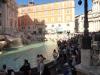Genua klzhkk: Menschenmassen am Trevibrunnen.