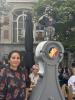 Meine Mutter und die Replik des Manneken Pis : 