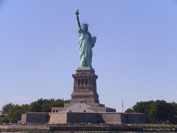 die Freiheitsstatue auf Liberty Island im New Yorker Hafen